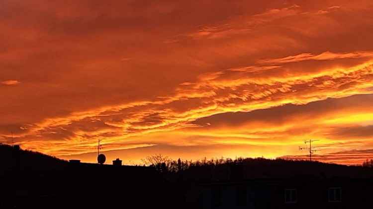 FOTOGALERIE: Slunce a mraky dnes kouzlily na ranní obloze. Tady jsou vaše nejlepší úlovky
