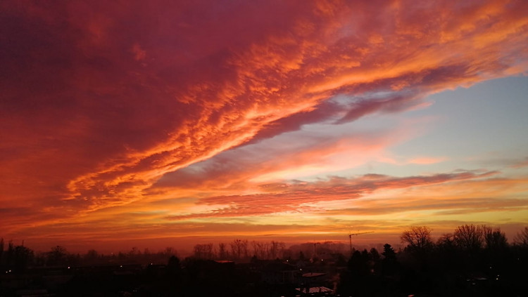 FOTOGALERIE: Slunce a mraky dnes kouzlily na ranní obloze. Tady jsou vaše nejlepší úlovky