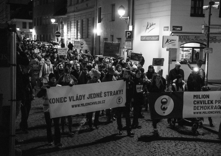 Proti Babišovi protestovaly v Budějcích stovky lidí. Připojili se i politici