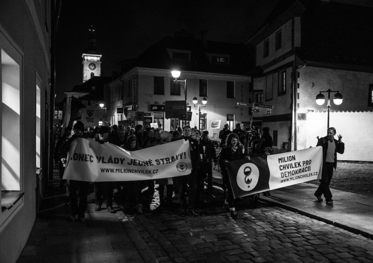 Proti Babišovi protestovaly v Budějcích stovky lidí. Připojili se i politici