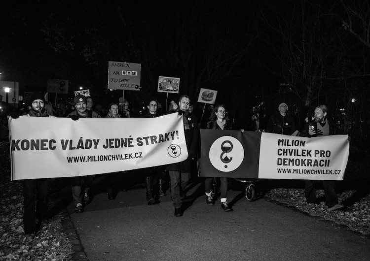 Proti Babišovi protestovaly v Budějcích stovky lidí. Připojili se i politici