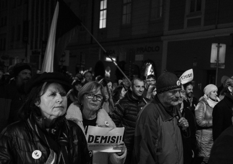 Proti Babišovi protestovaly v Budějcích stovky lidí. Připojili se i politici