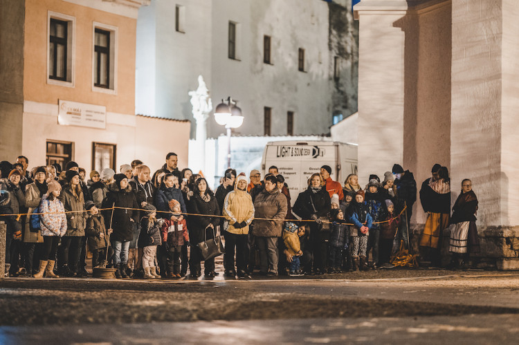 Příběh zrození Ježíše Krista vidělo zaplněné Piaristické náměstí