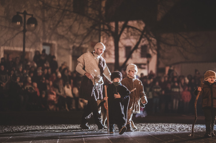 Příběh zrození Ježíše Krista vidělo zaplněné Piaristické náměstí