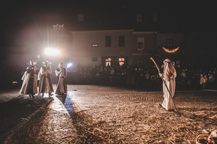 Příběh zrození Ježíše Krista vidělo zaplněné Piaristické náměstí