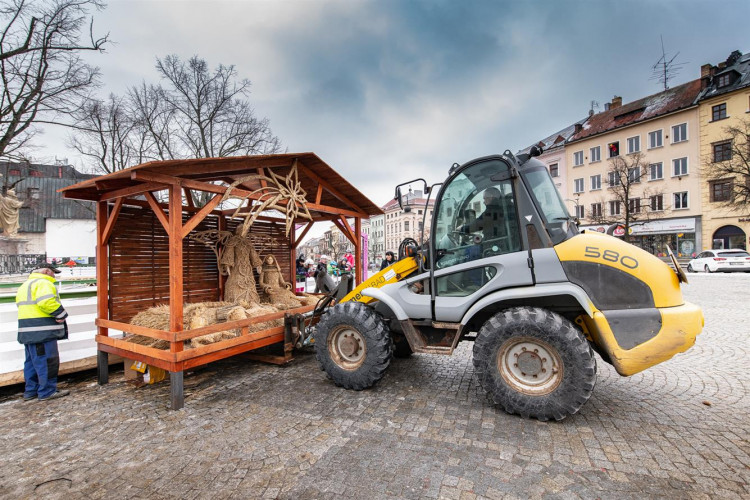 Z Masarykova náměstí mizí vánoční stromeček