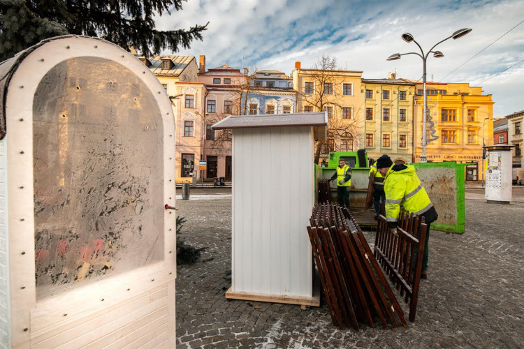 Z Masarykova náměstí mizí vánoční stromeček