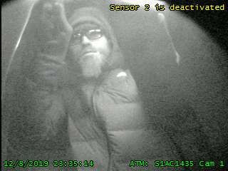 FOTO: Policisté pátrají po muži, který se v prosinci snažil v Brně vykrást bankomat