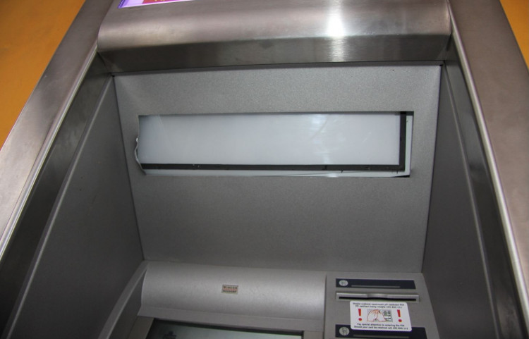 FOTO: Policisté pátrají po muži, který se v prosinci snažil v Brně vykrást bankomat