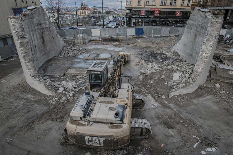 Demolice Transgasu jde do finále.