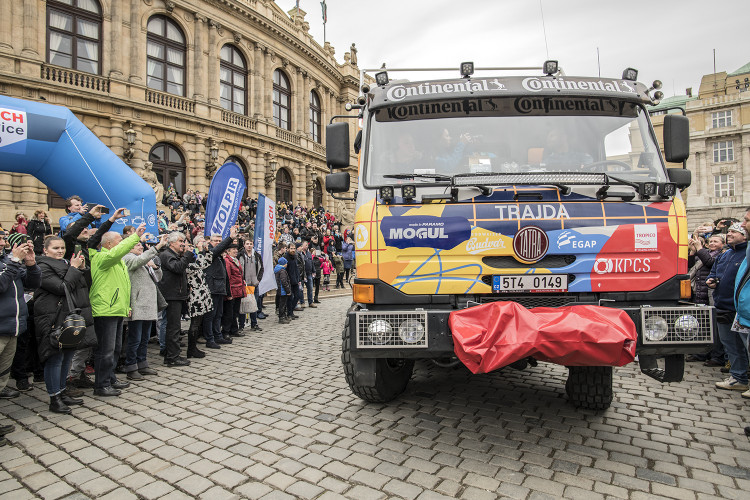 FOTOGALERIE: Od Rudolfina dnes odpoledne vyrazila Expedice Tatra kolem světa 2