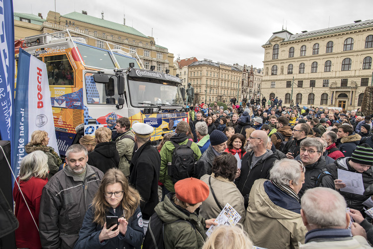 FOTOGALERIE: Od Rudolfina dnes odpoledne vyrazila Expedice Tatra kolem světa 2