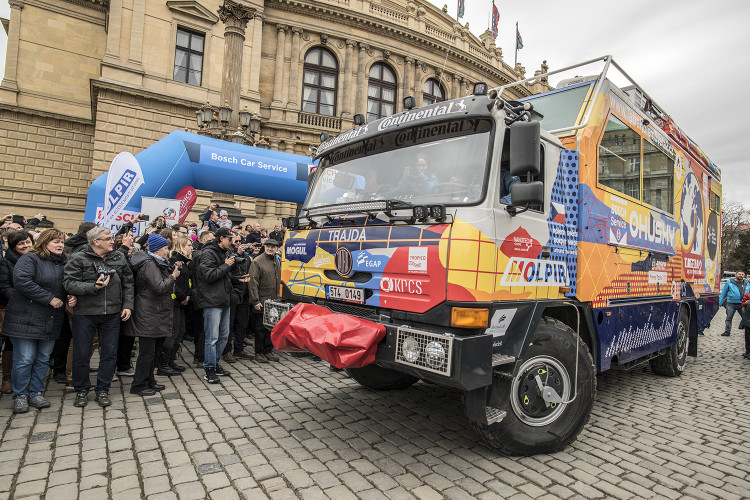 FOTOGALERIE: Od Rudolfina dnes odpoledne vyrazila Expedice Tatra kolem světa 2