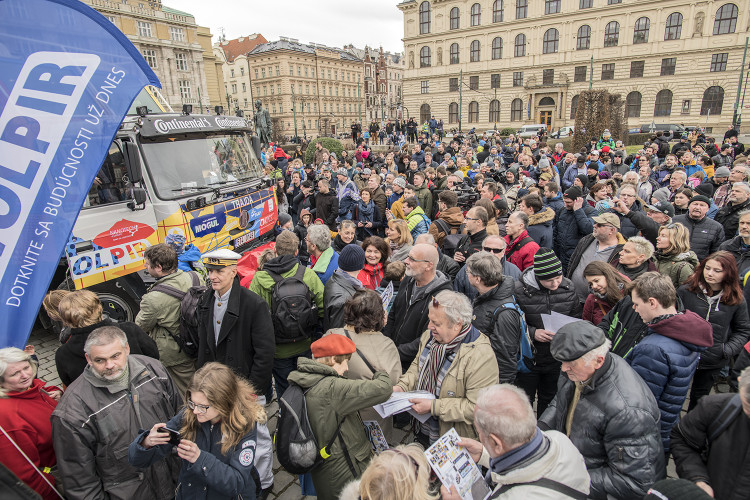 FOTOGALERIE: Od Rudolfina dnes odpoledne vyrazila Expedice Tatra kolem světa 2
