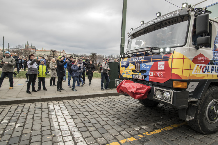 FOTOGALERIE: Od Rudolfina dnes odpoledne vyrazila Expedice Tatra kolem světa 2