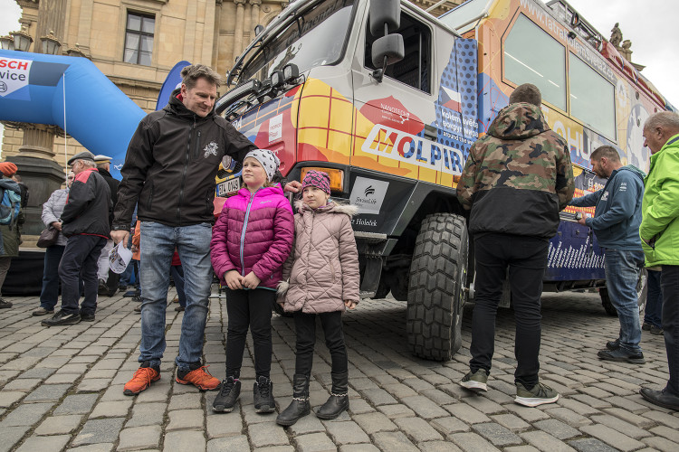 FOTOGALERIE: Od Rudolfina dnes odpoledne vyrazila Expedice Tatra kolem světa 2