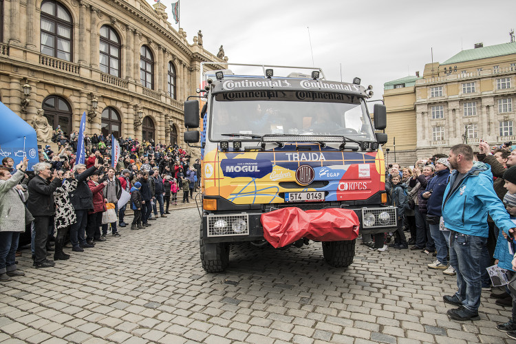 FOTOGALERIE: Od Rudolfina dnes odpoledne vyrazila Expedice Tatra kolem světa 2