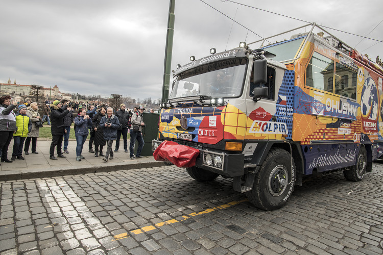 FOTOGALERIE: Od Rudolfina dnes odpoledne vyrazila Expedice Tatra kolem světa 2