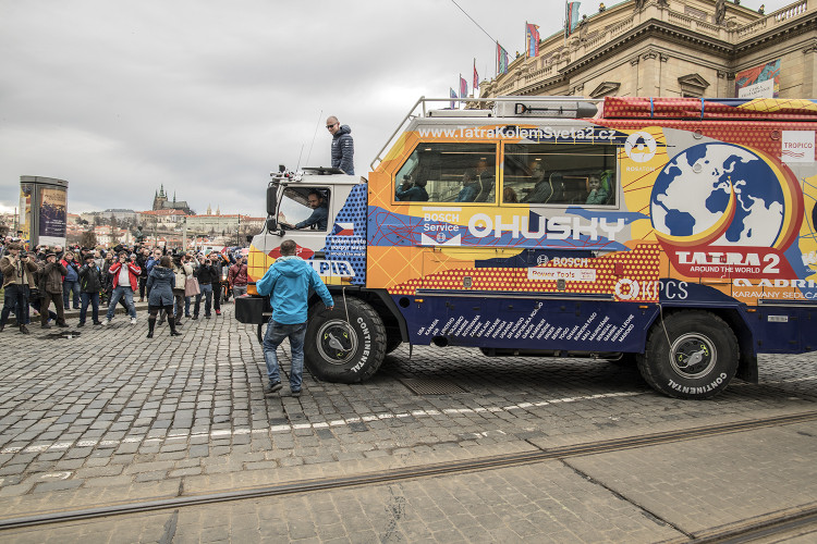 FOTOGALERIE: Od Rudolfina dnes odpoledne vyrazila Expedice Tatra kolem světa 2