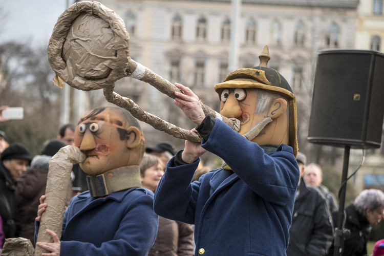 FOTOGALERIE: V Praze vrcholí Žižkovský masopust. Podívejte se na fotky z průvodu