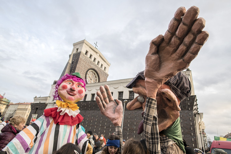 FOTOGALERIE: V Praze vrcholí Žižkovský masopust. Podívejte se na fotky z průvodu