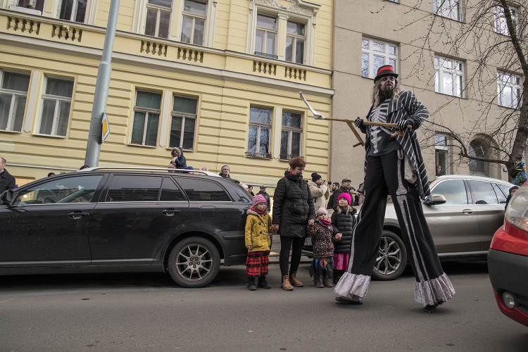 FOTOGALERIE: V Praze vrcholí Žižkovský masopust. Podívejte se na fotky z průvodu