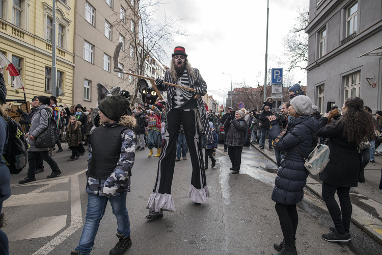 FOTOGALERIE: V Praze vrcholí Žižkovský masopust. Podívejte se na fotky z průvodu