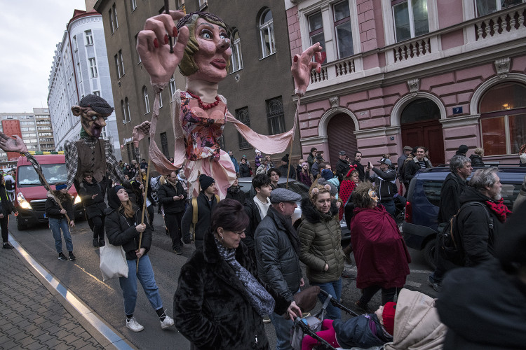 FOTOGALERIE: V Praze vrcholí Žižkovský masopust. Podívejte se na fotky z průvodu