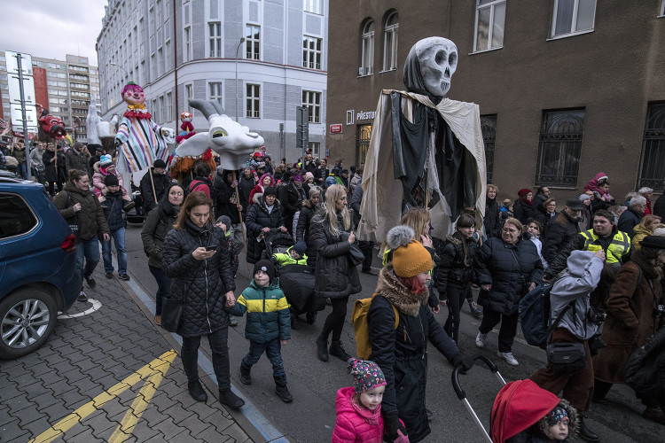 FOTOGALERIE: V Praze vrcholí Žižkovský masopust. Podívejte se na fotky z průvodu
