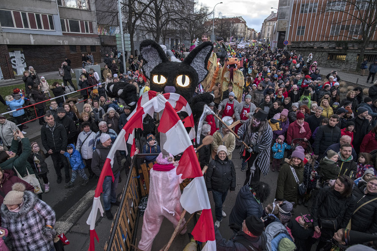 FOTOGALERIE: V Praze vrcholí Žižkovský masopust. Podívejte se na fotky z průvodu