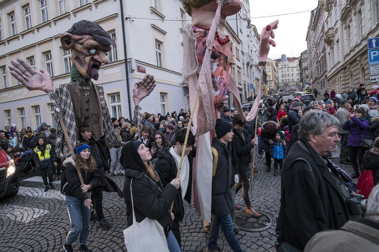 FOTOGALERIE: V Praze vrcholí Žižkovský masopust. Podívejte se na fotky z průvodu