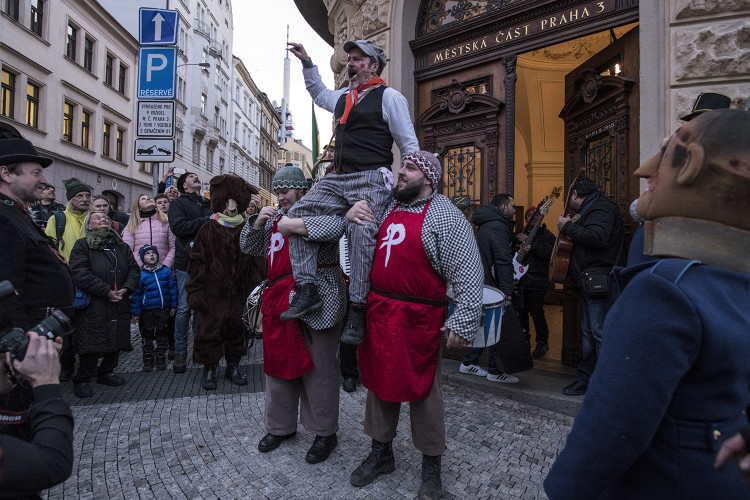 FOTOGALERIE: V Praze vrcholí Žižkovský masopust. Podívejte se na fotky z průvodu