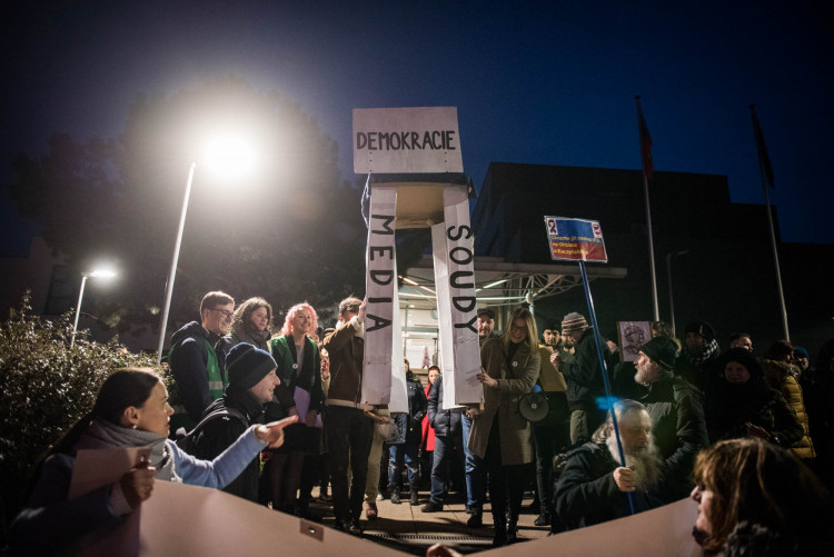 Pochod Postavme se rozvratu institucí, autor Tomáš Hrivňák