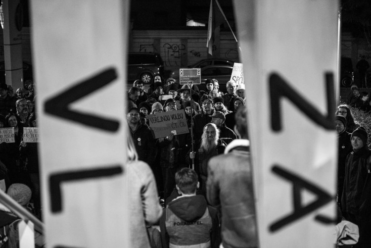 Pochod Postavme se rozvratu institucí, autor Tomáš Hrivňák