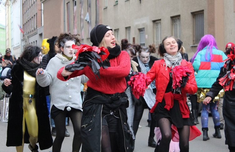 Maškary ovládly Cejl během festivalu Barvy brněnského Bronxu