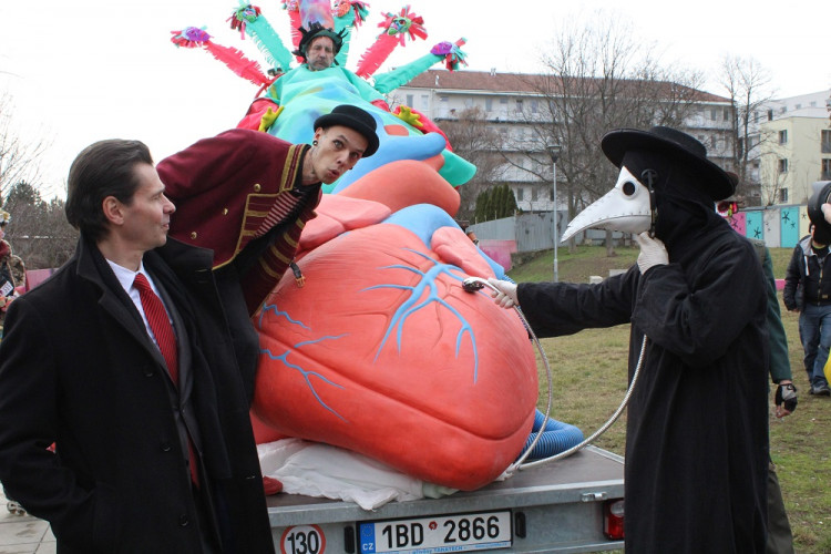 Maškary ovládly Cejl během festivalu Barvy brněnského Bronxu