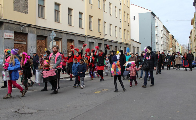 Maškary ovládly Cejl během festivalu Barvy brněnského Bronxu