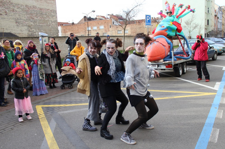 Maškary ovládly Cejl během festivalu Barvy brněnského Bronxu