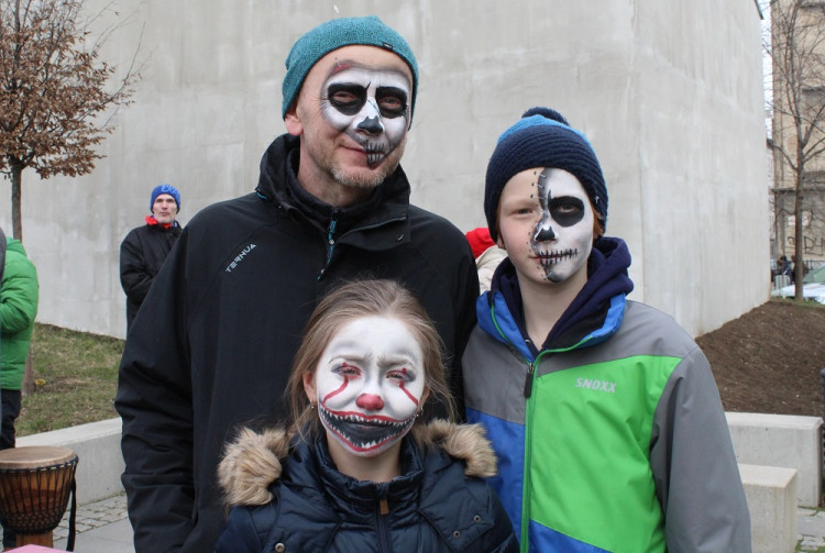 Maškary ovládly Cejl během festivalu Barvy brněnského Bronxu