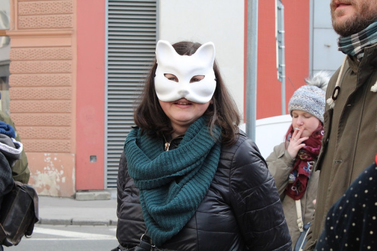 Maškary ovládly Cejl během festivalu Barvy brněnského Bronxu