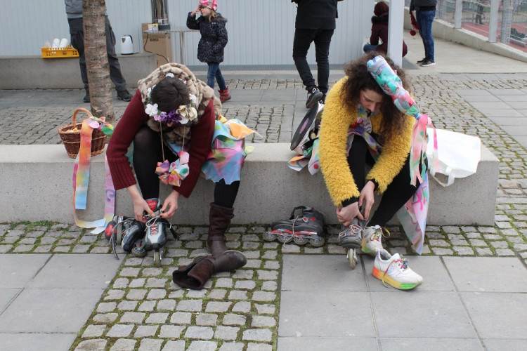 Maškary ovládly Cejl během festivalu Barvy brněnského Bronxu