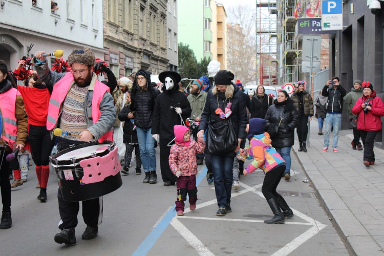 Maškary ovládly Cejl během festivalu Barvy brněnského Bronxu