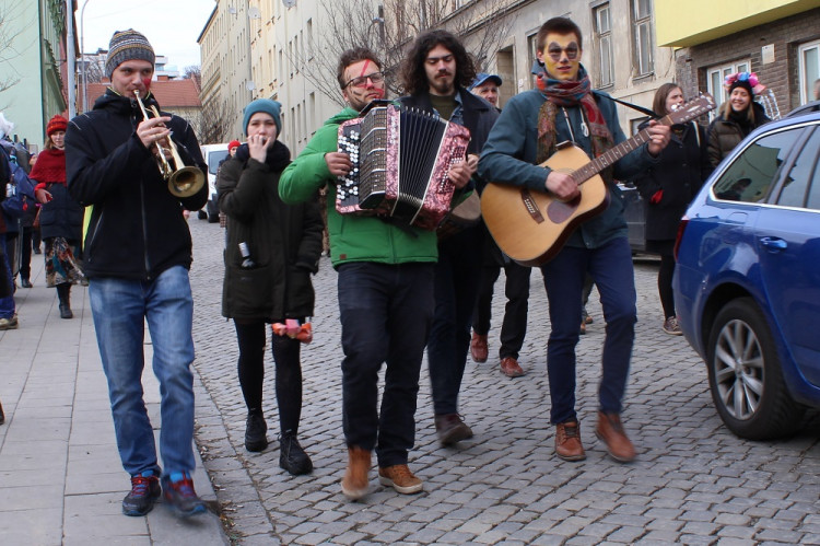 Maškary ovládly Cejl během festivalu Barvy brněnského Bronxu