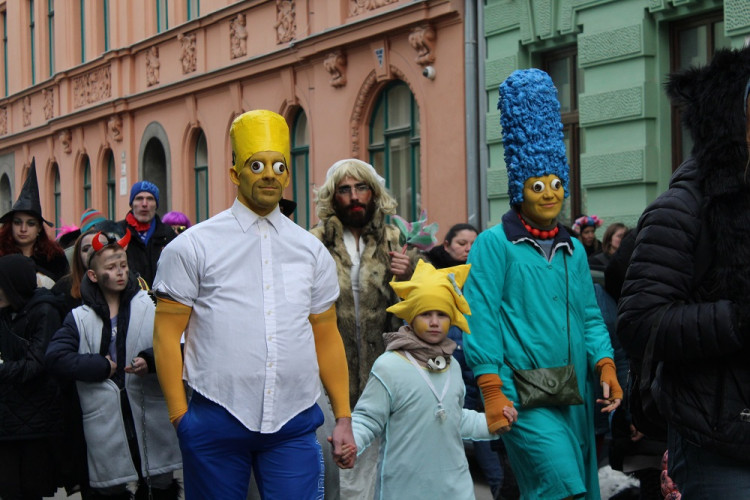 Maškary ovládly Cejl během festivalu Barvy brněnského Bronxu