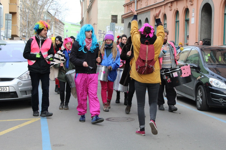 Maškary ovládly Cejl během festivalu Barvy brněnského Bronxu