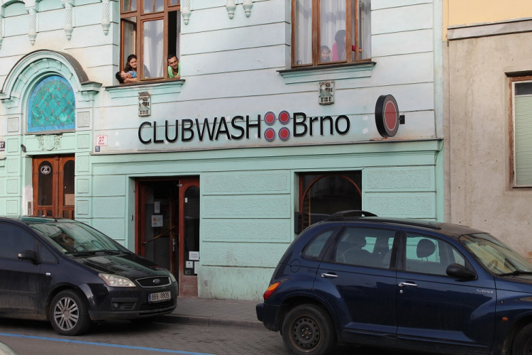 Maškary ovládly Cejl během festivalu Barvy brněnského Bronxu