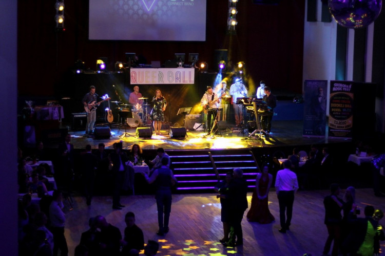 Brněnský Queerball 2020 propagoval s tématem Spolu navěky manželství pro všechny