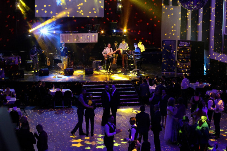 Brněnský Queerball 2020 propagoval s tématem Spolu navěky manželství pro všechny