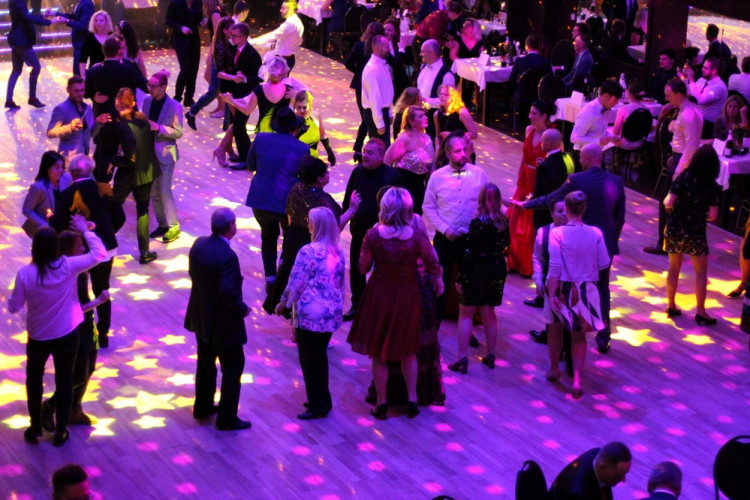 Brněnský Queerball 2020 propagoval s tématem Spolu navěky manželství pro všechny