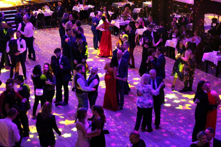 Brněnský Queerball 2020 propagoval s tématem Spolu navěky manželství pro všechny